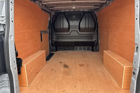 CX25LMM Volkswagen Transporter 2.0 TDI T28 Commerce Plus FWD SWB Euro 6 (s/s) 5dr Thumbnail #8