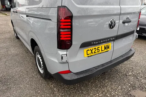 CX25LMM Volkswagen Transporter 2.0 TDI T28 Commerce Plus FWD SWB Euro 6 (s/s) 5dr Thumbnail #9