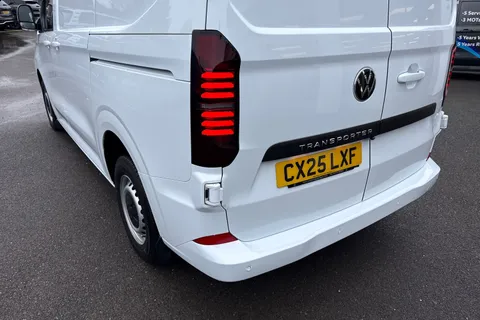 CX25LXF Volkswagen Transporter 2.0 TDI T28 Commerce Plus FWD SWB Euro 6 (s/s) 5dr Thumbnail #8
