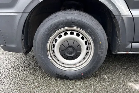 CX74ZRY Volkswagen Crafter 2.0 TDI CR35 Commerce FWD MWB High Roof Euro 6 (s/s) 5dr Thumbnail #11