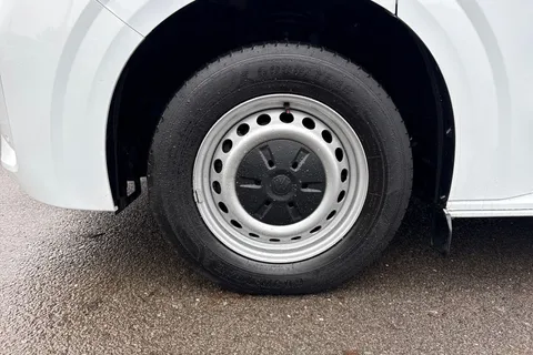 CX25LXF Volkswagen Transporter 2.0 TDI T28 Commerce Plus FWD SWB Euro 6 (s/s) 5dr Thumbnail #10