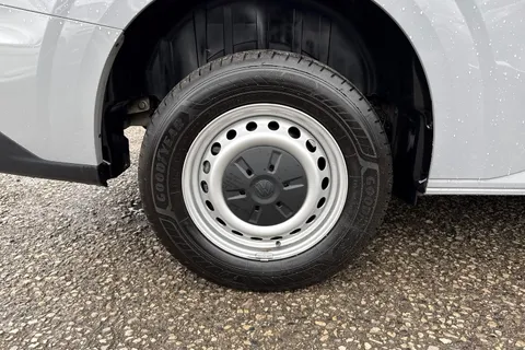 CX25LMM Volkswagen Transporter 2.0 TDI T28 Commerce Plus FWD SWB Euro 6 (s/s) 5dr Thumbnail #13