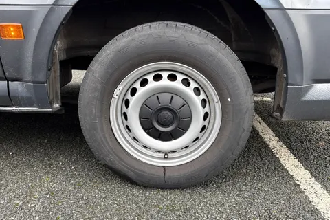 CX74ZRY Volkswagen Crafter 2.0 TDI CR35 Commerce FWD MWB High Roof Euro 6 (s/s) 5dr Thumbnail #12