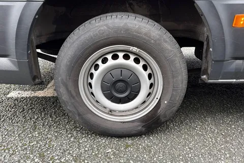 CX74ZRY Volkswagen Crafter 2.0 TDI CR35 Commerce FWD MWB High Roof Euro 6 (s/s) 5dr Thumbnail #13