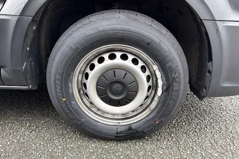 CX74ZRY Volkswagen Crafter 2.0 TDI CR35 Commerce FWD MWB High Roof Euro 6 (s/s) 5dr Thumbnail #14