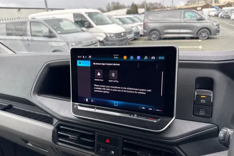 CX74ZRY Volkswagen Crafter 2.0 TDI CR35 Commerce FWD MWB High Roof Euro 6 (s/s) 5dr Thumbnail #18