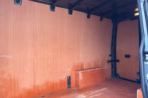 CX74ZRY Volkswagen Crafter 2.0 TDI CR35 Commerce FWD MWB High Roof Euro 6 (s/s) 5dr Thumbnail #20