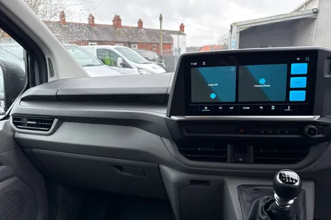 CX25LMM Volkswagen Transporter 2.0 TDI T28 Commerce Plus FWD SWB Euro 6 (s/s) 5dr Thumbnail #21