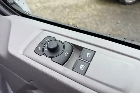 CX25LMM Volkswagen Transporter 2.0 TDI T28 Commerce Plus FWD SWB Euro 6 (s/s) 5dr Thumbnail #22