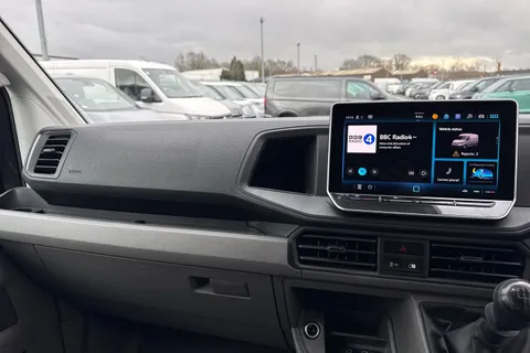 CX74ZRY Volkswagen Crafter 2.0 TDI CR35 Commerce FWD MWB High Roof Euro 6 (s/s) 5dr Thumbnail #21