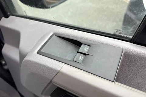 CX74ZRY Volkswagen Crafter 2.0 TDI CR35 Commerce FWD MWB High Roof Euro 6 (s/s) 5dr Thumbnail #22