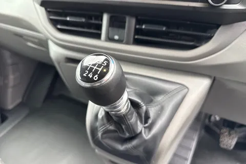 CX25LMM Volkswagen Transporter 2.0 TDI T28 Commerce Plus FWD SWB Euro 6 (s/s) 5dr Thumbnail #24