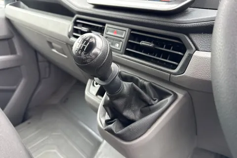 CX74ZRY Volkswagen Crafter 2.0 TDI CR35 Commerce FWD MWB High Roof Euro 6 (s/s) 5dr Thumbnail #24