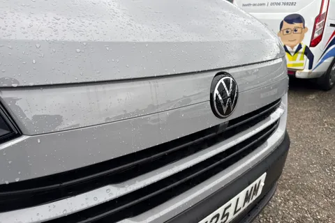 CX25LMM Volkswagen Transporter 2.0 TDI T28 Commerce Plus FWD SWB Euro 6 (s/s) 5dr Thumbnail #26