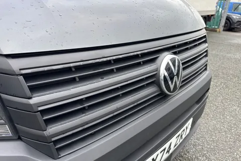 CX74ZRY Volkswagen Crafter 2.0 TDI CR35 Commerce FWD MWB High Roof Euro 6 (s/s) 5dr Thumbnail #26