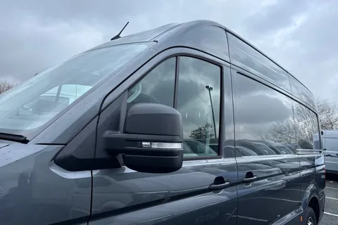 CX74ZRY Volkswagen Crafter 2.0 TDI CR35 Commerce FWD MWB High Roof Euro 6 (s/s) 5dr Thumbnail #27