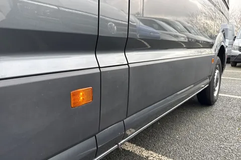 CX74ZRY Volkswagen Crafter 2.0 TDI CR35 Commerce FWD MWB High Roof Euro 6 (s/s) 5dr Thumbnail #28