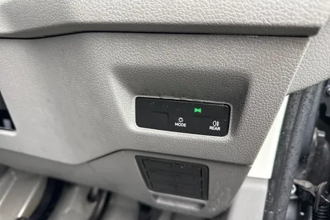 CX74ZRY Volkswagen Crafter 2.0 TDI CR35 Commerce FWD MWB High Roof Euro 6 (s/s) 5dr Thumbnail #31