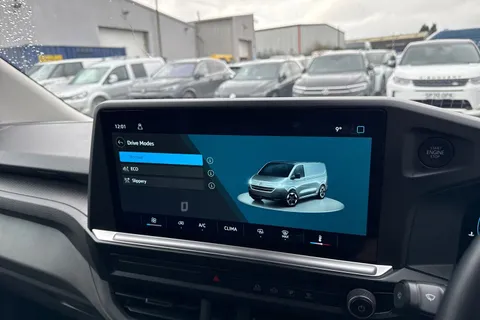 CX25LMM Volkswagen Transporter 2.0 TDI T28 Commerce Plus FWD SWB Euro 6 (s/s) 5dr Thumbnail #35