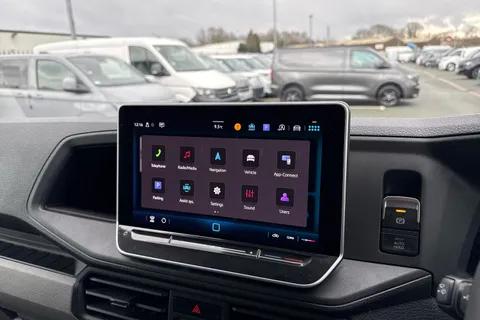 CX74ZRY Volkswagen Crafter 2.0 TDI CR35 Commerce FWD MWB High Roof Euro 6 (s/s) 5dr Thumbnail #35