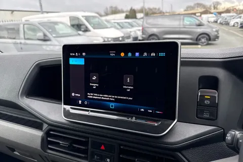 CX74ZRY Volkswagen Crafter 2.0 TDI CR35 Commerce FWD MWB High Roof Euro 6 (s/s) 5dr Thumbnail #36