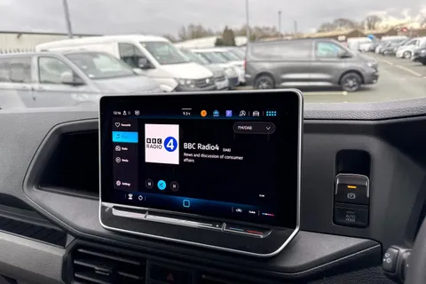 CX74ZRY Volkswagen Crafter 2.0 TDI CR35 Commerce FWD MWB High Roof Euro 6 (s/s) 5dr Thumbnail #37