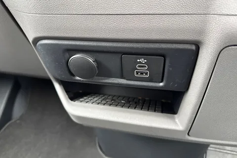 CX25LDF Volkswagen E-Transporter T32 65kWh Commerce Pro Auto RWD SWB 5dr Thumbnail #38