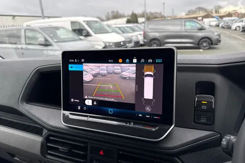 CX74ZRY Volkswagen Crafter 2.0 TDI CR35 Commerce FWD MWB High Roof Euro 6 (s/s) 5dr Thumbnail #40