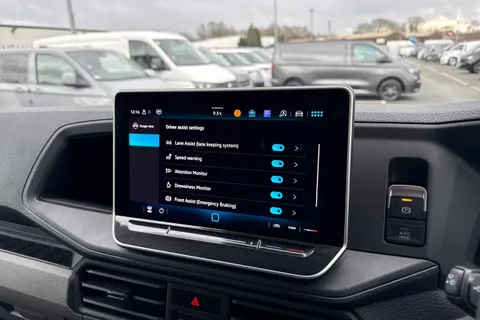 CX74ZRY Volkswagen Crafter 2.0 TDI CR35 Commerce FWD MWB High Roof Euro 6 (s/s) 5dr Thumbnail #42