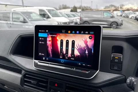 CX74ZRY Volkswagen Crafter 2.0 TDI CR35 Commerce FWD MWB High Roof Euro 6 (s/s) 5dr Thumbnail #43