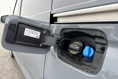 DA25EVP Volkswagen Caddy 2.0 TDI 102PS Commerce Van [Business/Tech Pack] Thumbnail #26