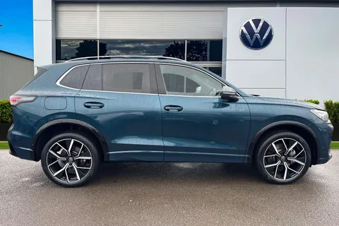 DE25VPD Volkswagen Tiguan 1.5 TSI 272 eHybrid R-Line 5dr DSG ⭐IQ Lights, Driver & Info Pack⭐ Thumbnail #4