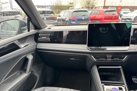 DE25VPD Volkswagen Tiguan 1.5 TSI 272 eHybrid R-Line 5dr DSG ⭐IQ Lights, Driver & Info Pack⭐ Thumbnail #16