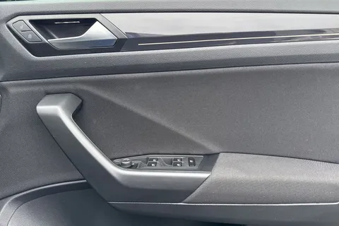 21 of 54 for Volkswagen T-Roc 1.5 TSI EVO SEL DSG Euro 6 (s/s) 5dr