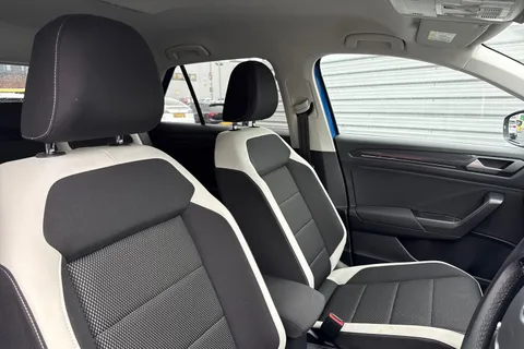 24 of 54 for Volkswagen T-Roc 1.5 TSI EVO SEL DSG Euro 6 (s/s) 5dr