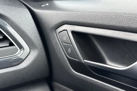 35 of 54 for Volkswagen T-Roc 1.5 TSI EVO SEL DSG Euro 6 (s/s) 5dr