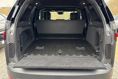 10 of 50 for Land Rover Discovery 3.0 D350 SE Commercial