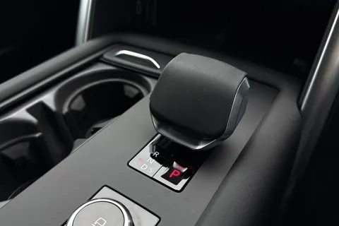 13 of 50 for Land Rover Discovery 3.0 D350 SE Commercial