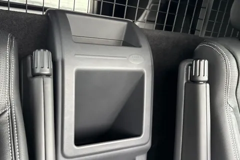 18 of 50 for Land Rover Discovery 3.0 D350 SE Commercial