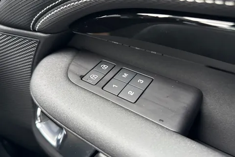 25 of 50 for Land Rover Discovery 3.0 D350 SE Commercial