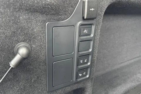 27 of 50 for Land Rover Discovery 3.0 D350 SE Commercial