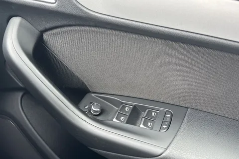 OY17XPN Audi Q3 2.0 TDI SE 5dr Thumbnail #18