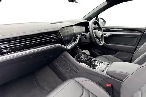 AU75NTN Volkswagen Touareg 3.0 V6 TDI 4Motion 286 Black Edition 5dr Tip Auto | Tow Bar | Area View Cam Thumbnail #16