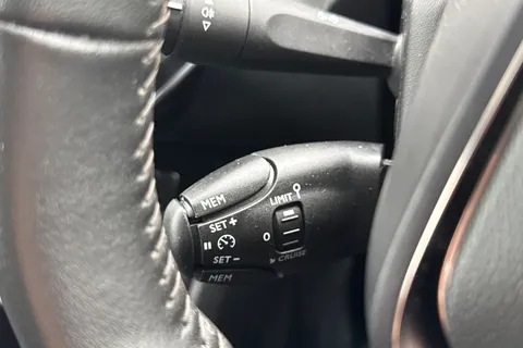 DE23FGV PEUGEOT 2008 1.2 PureTech Active Premium + Euro 6 (s/s) 5dr Thumbnail #40