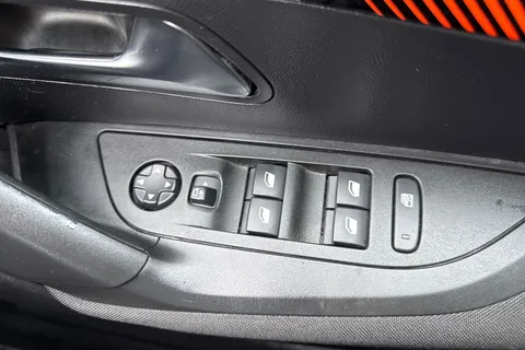 DE23FGV PEUGEOT 2008 1.2 PureTech Active Premium + Euro 6 (s/s) 5dr Thumbnail #41
