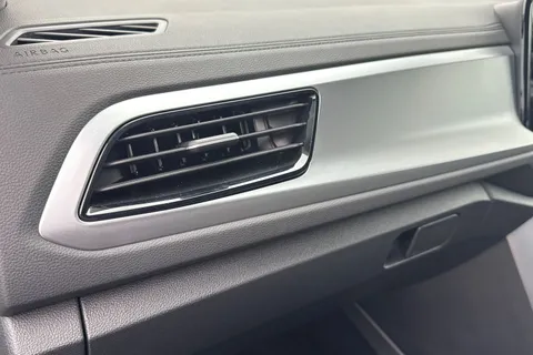 GJ74UMU Volkswagen T-Roc 1.5 TSI Life 5dr DSG Thumbnail #31