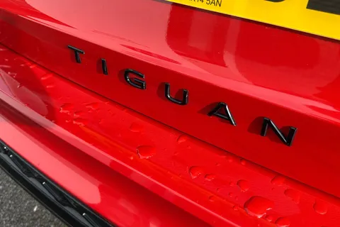 DF25UEJ Volkswagen Tiguan 1.5 TSI 272 eHybrid R-Line DSG⭐Comfort Package, Leather, Sunroof, IQ lights Thumbnail #32