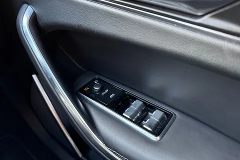 KP21BFX Jaguar F-Pace 3.0 D300 MHEV R-Dynamic HSE Auto AWD Euro 6 (s/s) 5dr Thumbnail #21