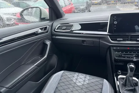 KR25XBV Volkswagen T-Roc 2.0 TDI 150 EVO R-Line 5dr DSG**PAN ROOF + REVESING CAMERA + 18' NEVADA ALL Thumbnail #21