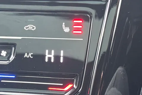 KR25XBV Volkswagen T-Roc 2.0 TDI 150 EVO R-Line 5dr DSG**PAN ROOF + REVESING CAMERA + 18' NEVADA ALL Thumbnail #45